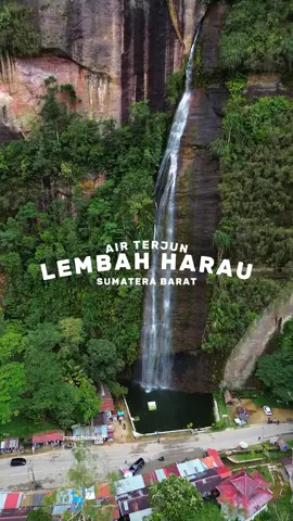 air terjun lembah harau, Sumatera barat😍 Secara ilmiah, Lembah Harau terbentuk akibat proses geologi yang melibatkan patahan dan erosi batuan selama ribuan tahun. Tebing-tebing tinggi yang mengelilingi lembah berasal dari batuan granit yang mengalami pelapukan alami. Air terjun yang ada di kawasan ini berasal dari aliran sungai di perbukitan yang mengalir ke dasar lembah, menciptakan pemandangan yang spektakuler. jangan lupa follow ig @manchanel01 untuk konten terbarunya yang butuh sewa drone dan pilot, follow @jasadrone_sumbar ig makasih😍 #SumateraBarat #viralvideos #fyp #fypdongggggggg #pulangkampung #minang #fypdongggggggg #payakumbuh #kenapa #lembahharau #airterjunlembahharau #kabupatenlimapuluhkota #kenapapayakumbuh #airterjun 