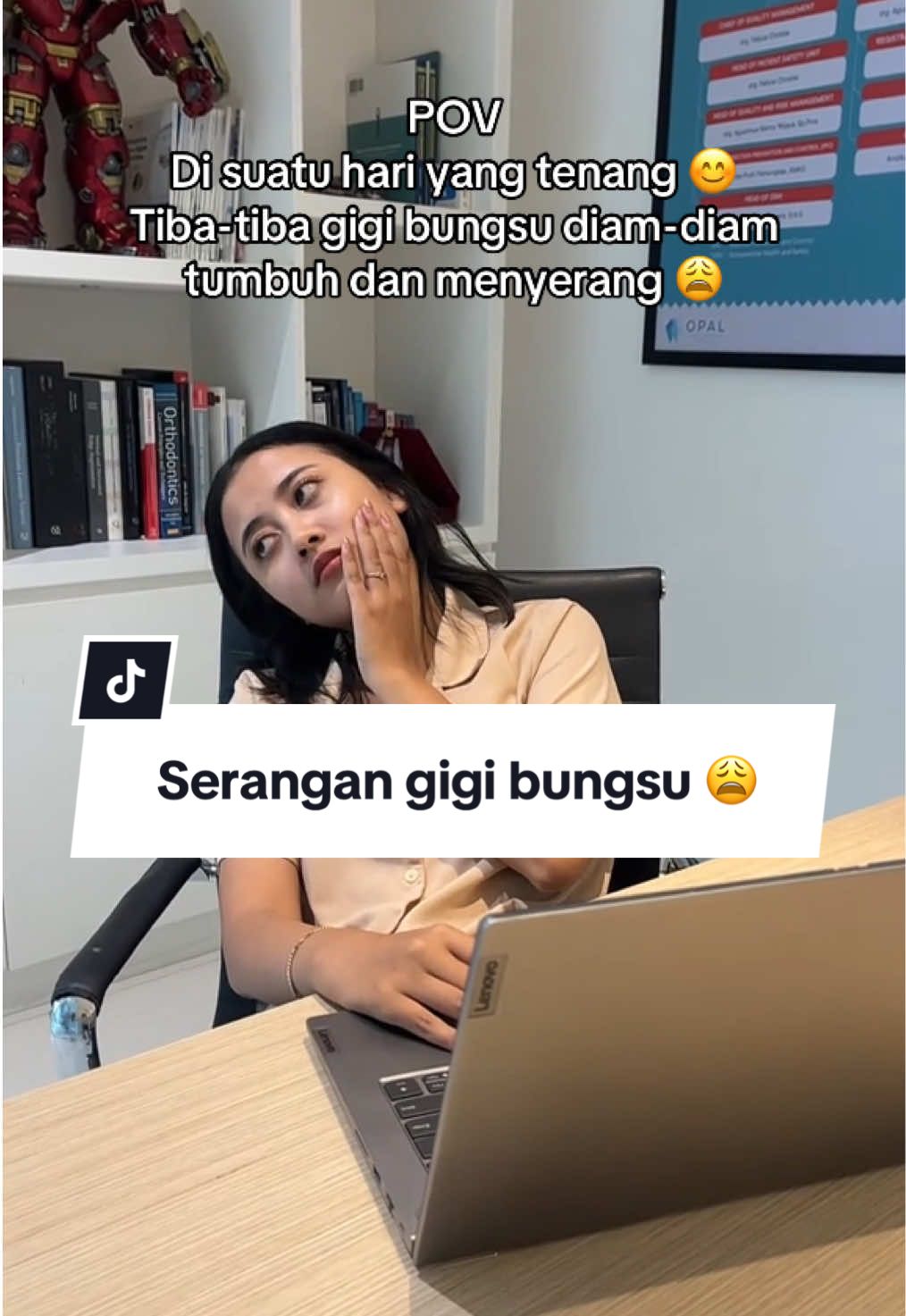 Di suatu hari yang cerah, seorang karyawan tiba-tiba terkapar karena gigi bungsu yang diam-diam tumbuh gak normal 😬😭 Siapa yang related?  Lagi tenang-tenang menjalani hidup, eh tiba-tiba gigi bungsu menyerang tanpa aba-aba 😩 #klar #klaraligner #klarsmile #klarexpertnyaaligner #clearaligner #clearaligners #beheltransparan #gigibungsu 