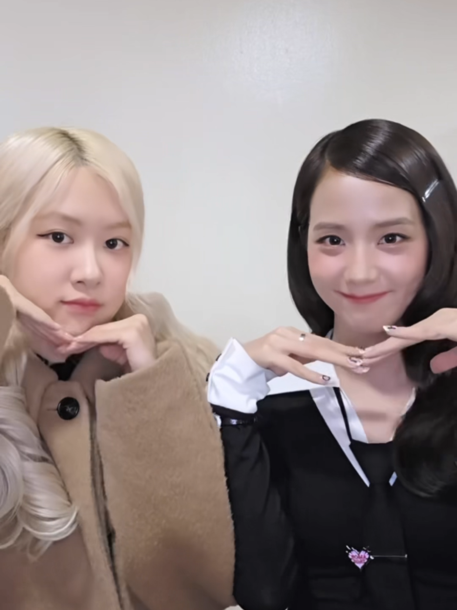 챙이( @roses_are_rosie )와 I think I’m gonna 💞 #JISOO #지수 #ROSÉ #로제 #AMORTAGE #earthquake