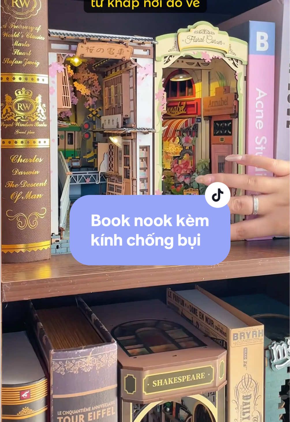 Trả lời @Mèo Một đây đây book nook mới có kèm sẵn kính chống bụi đây 🤌 • • • • • #cleverbox #mohinhlaprap #laprapmohinh #robotime #nhamohinh #diyhouse #dollhouse #nhabupbe #booknook #blindbox 