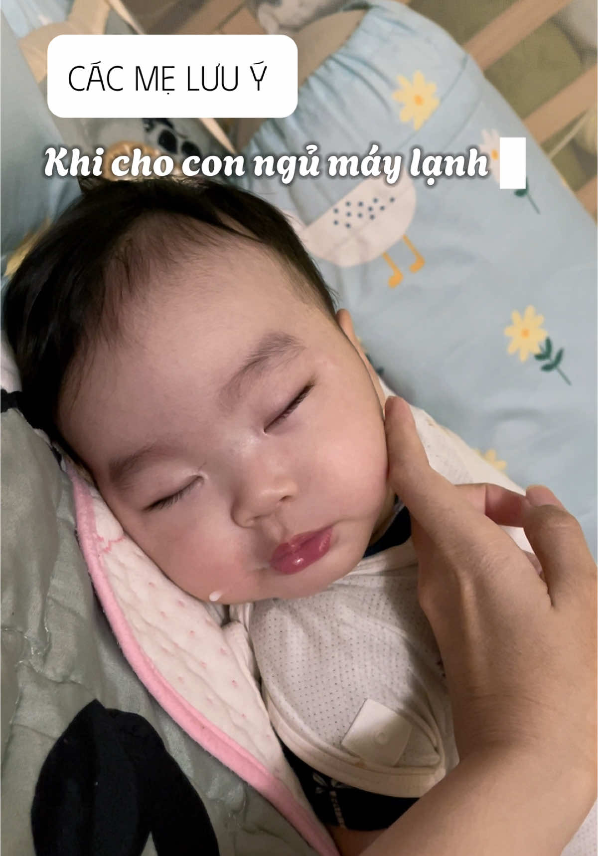Nhiệt ẩm kế kết hợp đồng hồ, nhỏ gọn tiện lợi lắm các b, mình xài hổm nay thấy rất ok, mọi người để trên kệ đầu giường tối canh giờ cho con ti nhen #mehongchamcon #mebimsua #chamcon #nuoicon #emoon #nhietamketrongphong #nhietamke #nhietkedientu #nhietkechobe #nhietamkechobe 