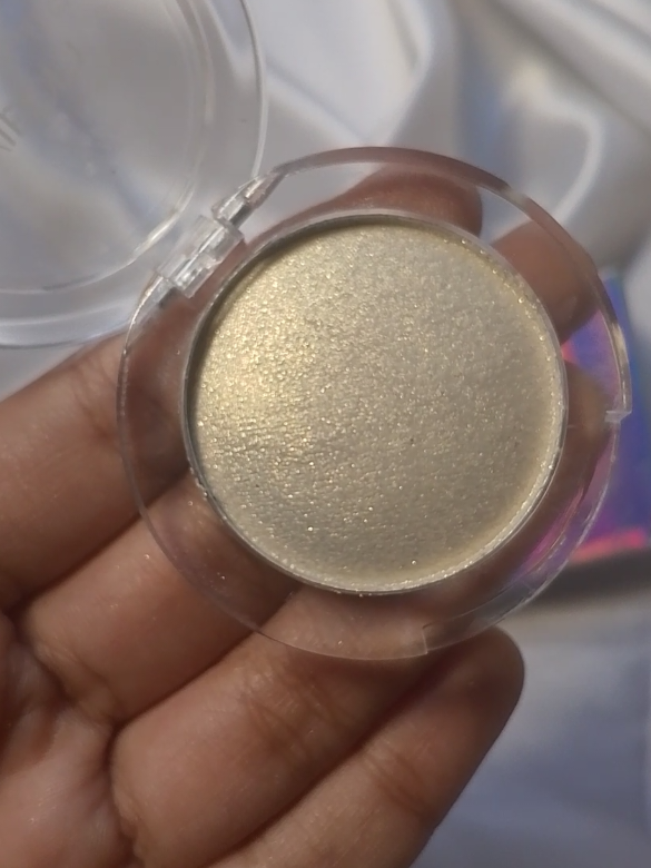 beautiful highlighter #creatorsearchinsights #1millionviews #viralmakeupproducts #trendingtiktokproduct 