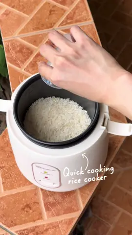 Cook perfect fluffy rice within 15 MINUTES!!! Swak na swak para sa mga solo living, couples or students! Mura, convenient gamitin at multifunctional pa! Sulit talaga! 💪 #fyp #ricecooker #rice #cookware #kitchenware #foryou #cooking #fypage #fypシ゚ #tiktokfinds #sulitfyp #foryoupage #convenientcooking #fypp 