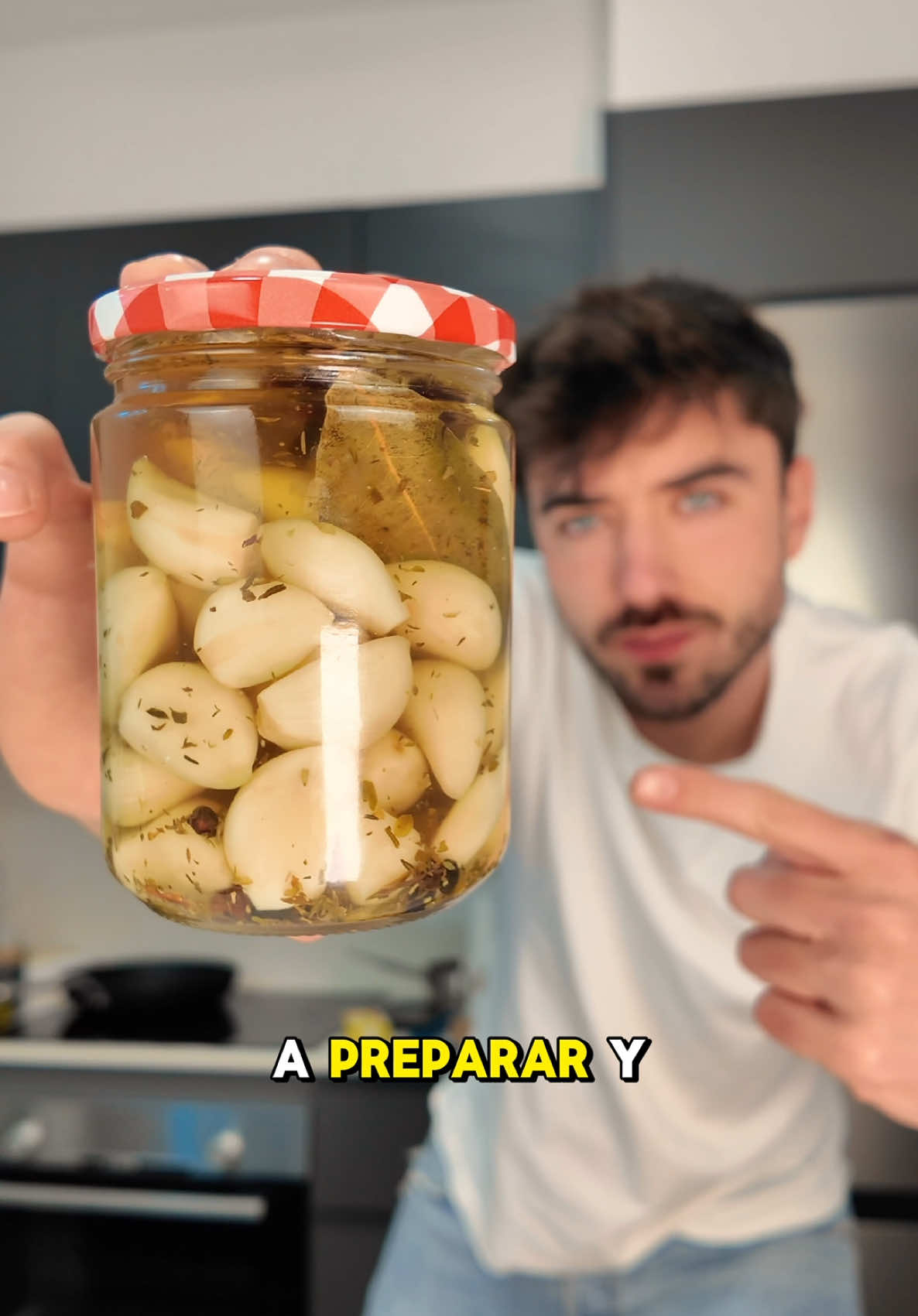 🧄 AJOS ALIÑADOS 🧄 👉🏻 Los Ajos Aliñados de Mercadona me chiflan. Decidí mejorarlos y lo conseguí! Vaya si lo conseguí 🤠 -Ajos -Vinagre  -Agua  -Azúcar  -Sal -Orégano, Anís, Pimienta y Tomillo #Cocina #Receta #ajos #conserva #encurtido #mercadona 