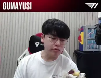 Buồn cười vl ý, nó ăn khoai xong mải nói thế là bị nghẹn :))))) xin lỗi em chị lỡ cười :))))) #T1 #Gumayusi 