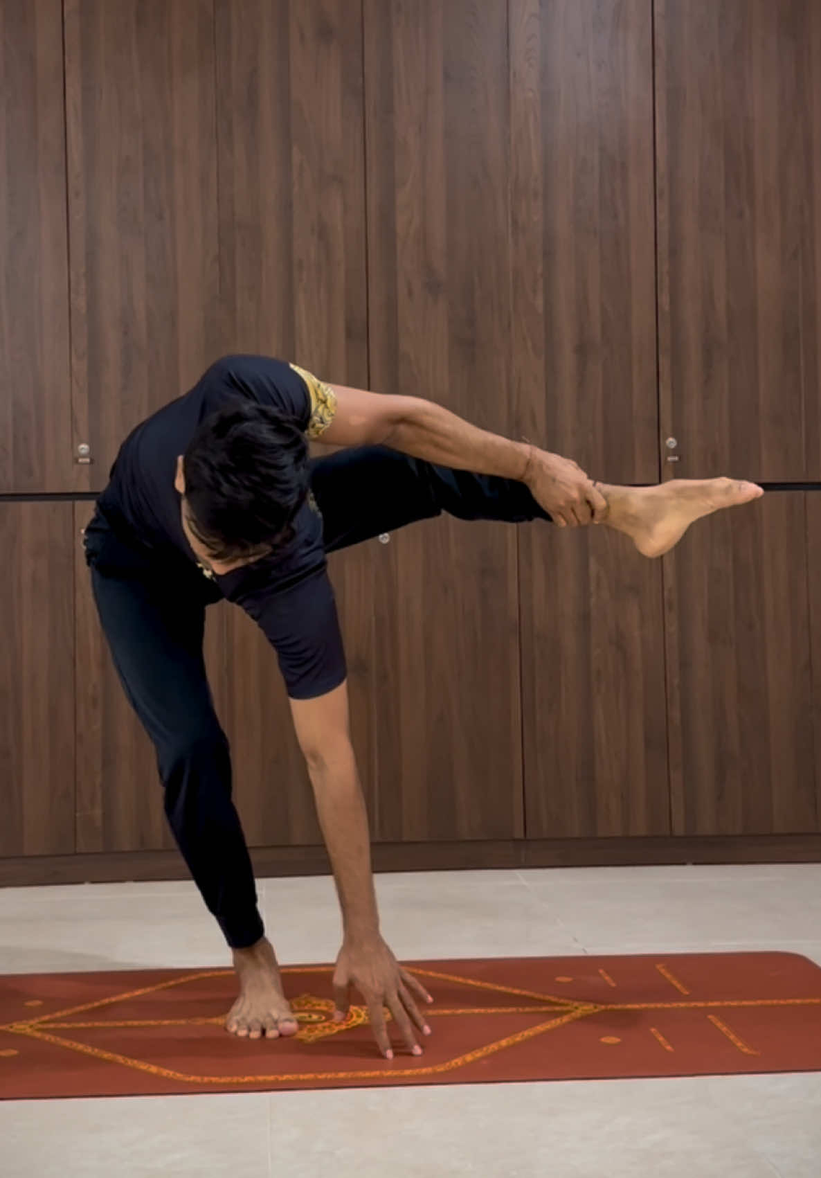 Advance Twisting & shoulders opening yoga drills 🕉️...Advance Yoga Classes are available in Vietnam 🇻🇳 ( Ho Chi Minh City) Phương Lan #creativeyoga #advanceyoga #yoga #yogapose #yogadrills #yogareel #yogachallenge #yogareels ##twistingyoga #shoulders #intermediate 