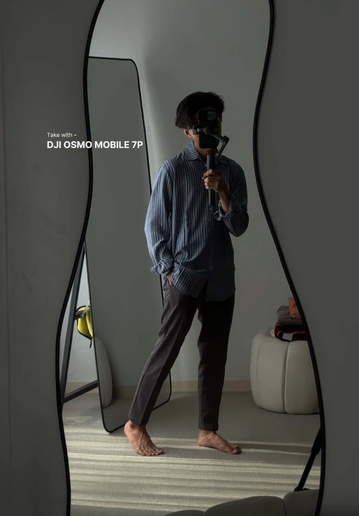 Gak ada yang videoin, DJI Osmo Mobile 7P bisa ngegantiin. 🤳🏻✨ Kenalin, ini gimbal stabilizer all in one yang bisa jadi gimbal, bisa jadi tripod, sekaligus merangkap jadi tongsis yang hari ini baru aja launching. ✨  Fiturnya banyak banget dan belum aku coba semua karena sangking compactnya. Salah satu fitur yang aku suka adalah Multi-functional tracking module yang dapat ngikutin orang dengan stabil, baik pake aplikasi bawaan atau live streaming di apk lain karena ada kameranya sendiri buat tracking yang tinggal 🖐🏻 langsung nyala.🔥  Asli, compact dan worthit banget buat dimilikin! Gak ada lagi tuh video geter karena divideo-in temen wkwk. 🙌🏻 Semoga bermanfaat ya! 🍃 Barakallahu fiik. #phonegimbal #osmomobile7p #phonegimbal #smartphonegimbal #iphonegimbal #djiosmomobile7series 