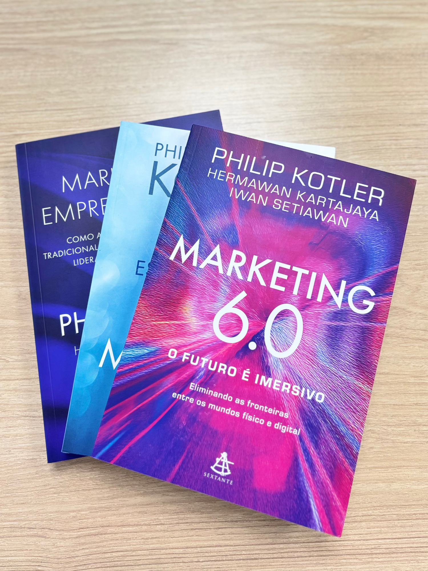 📚 Aprenda com o pai do marketing! Os livros de Philip Kotler trazem as melhores estratégias para crescer no mercado, inovar e se destacar na era digital. 🚀💡 Quer transformar sua visão sobre marketing? Então anota essas indicações! Qual desses você já leu ou quer ler? 📖 #marketing #marketingdigital #empreendedorismo #sucesso #sucessonotiktok #philipkotler #paidomarketing #editorasextante
