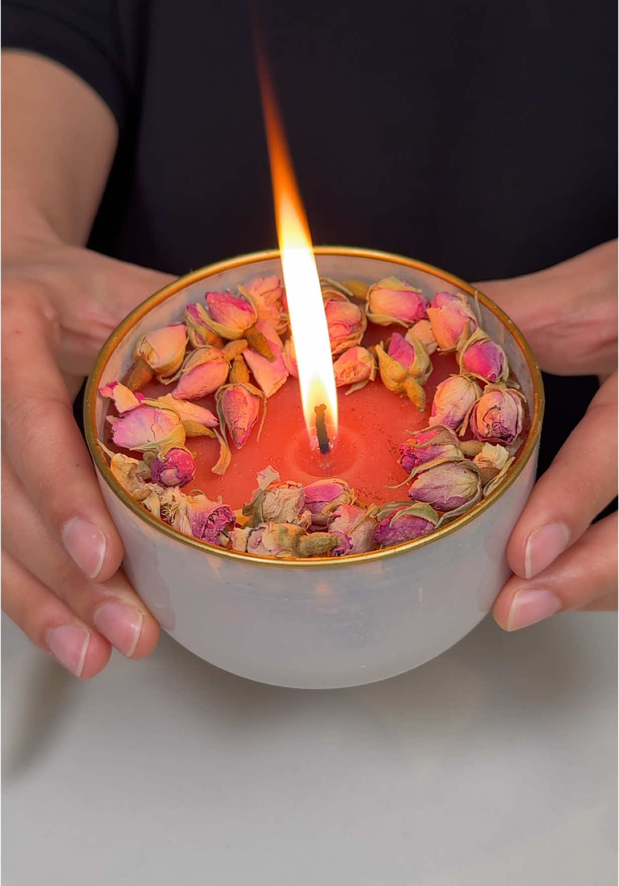 Mumu tavada erit | Melt the Candle 🕯️ in a pan 🙂‍↔️ Just melt it in a pan, put a cotton string inside and let it freeze. I also put a few drops of fragrance 🌹 Sadece tavada erit, içine pamuklu ip koy ve donmasını bekle. Ben bi kaç damla koku da damlattım 💞🫠 #candle #DIY #busezeynep 