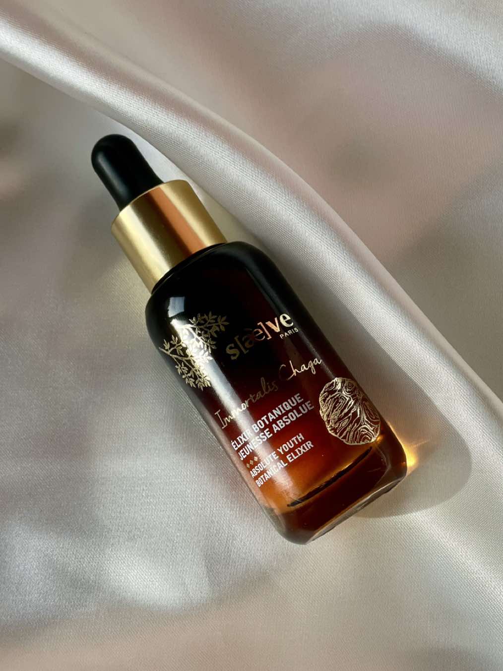 New serum @Saeve_france clean Beauty 💕 Made in France 🇫🇷 Le sérum Immortalis Chaga est un soin anti-âge global qui réduit les rides, tâches et hydrate pendant 24h 🌷 Un flacon très luxueux avec une formule très qualitative, naturelle et 100% active 🤩 Je commence à le tester aujourd’hui et je vous ferai un retour dans quelques semaines 🌸🎀 Produit offert 🫶🏻 #serum #saeve #chaga #immortalischaga #ASMR #asmrsounds #asmrvideo #asmrtiktoks #asmrmakeup #asmrbeauty #girly #girlythings #girlygirl #skincare #beauty #aesthetic #aestheticvideos #Aestheticvibes  