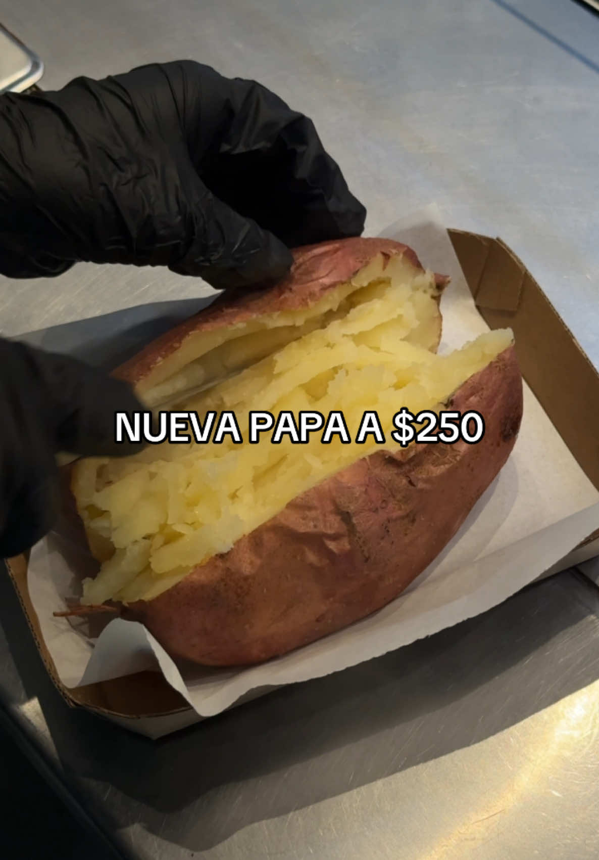 El Sr. tiktok dice dólares pero claramente son pesos, estamos en Uruguay papá!!!  Nuestra promo de todos los martes, con una nueva papa estrella ⭐️  🥔 base de puré de papa, manteca y mucha muzzarella, bondiolita braseada, cebolla caramelizada, repollo, zanahoria y alioli. Se nos hace agua la boca mientras escribimos 🤤 La encontrás TODOS los martes, de 12 a 23hs, en CHANÁ 2120 📍 #paparellena #kumpir #uruguay #montevideo #Receta #foodies 
