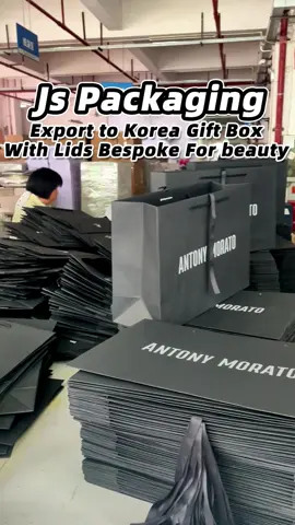 Wow! So many paper bags production and assemble, black cardboard material, 100%recyclable, suitable for clothing, would u love it?Support customized.#packagingfactory #packagingmanufacturer #packagingvendor #giftpackaging #shippingworldwide🌍✈️ #custom #shoppingbag #boutique #black #printing 