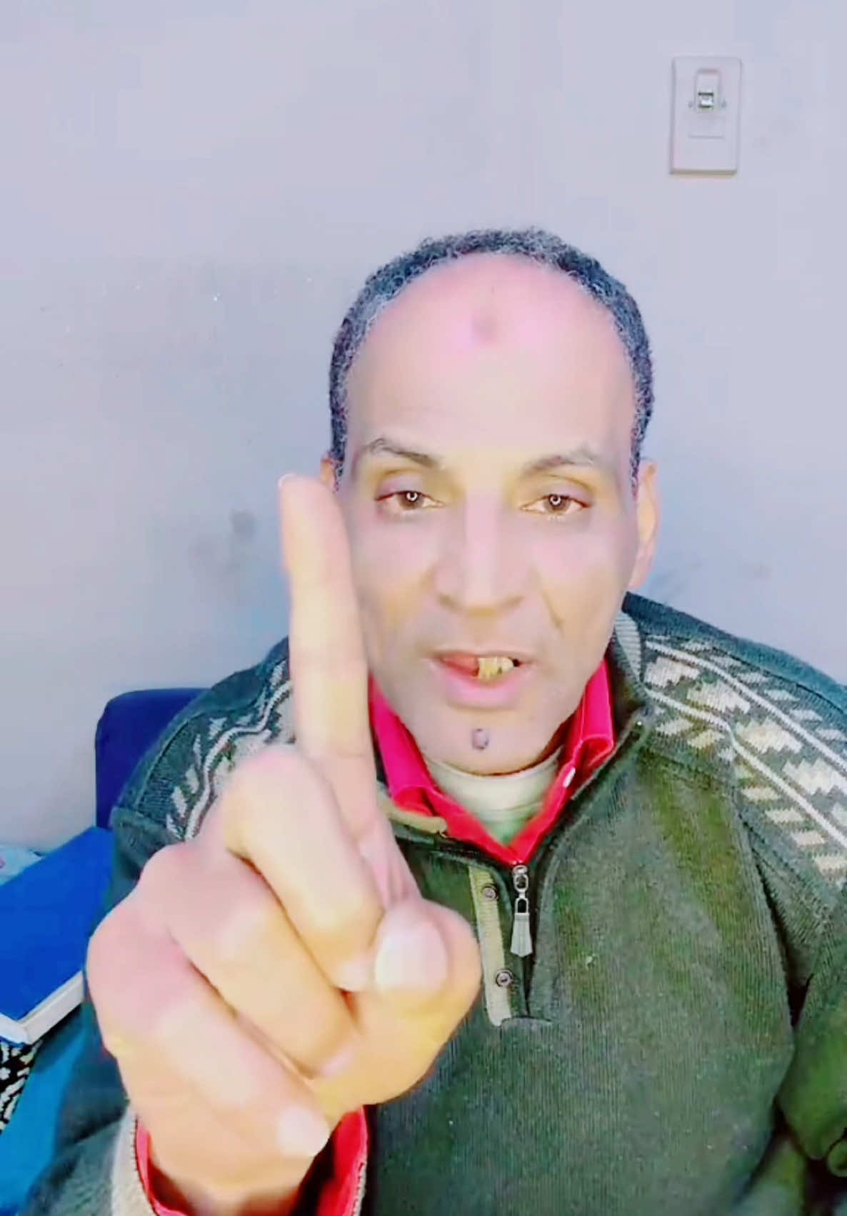 أرجو من الجهات المختصة اتخاذ الإجراءات القانونية اللازمة حيال ذلك لأنه يقوم بإيهام الناس بعلاجهم مقابل الحصول علي مبالغ مالية  @الشرطه المصرية @وزارة الداخليه المصريه #الشرطة_المصرية #وزارة_الداخليه #الامن_العام 