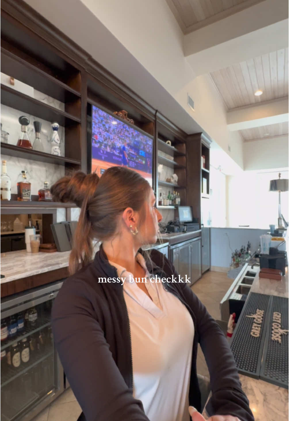 before my coworker told me my hair was falling bc she didn’t get the vision 🥹🥹 #bartender #work #worklook #workvlog #bun #messybun #hairinspo 