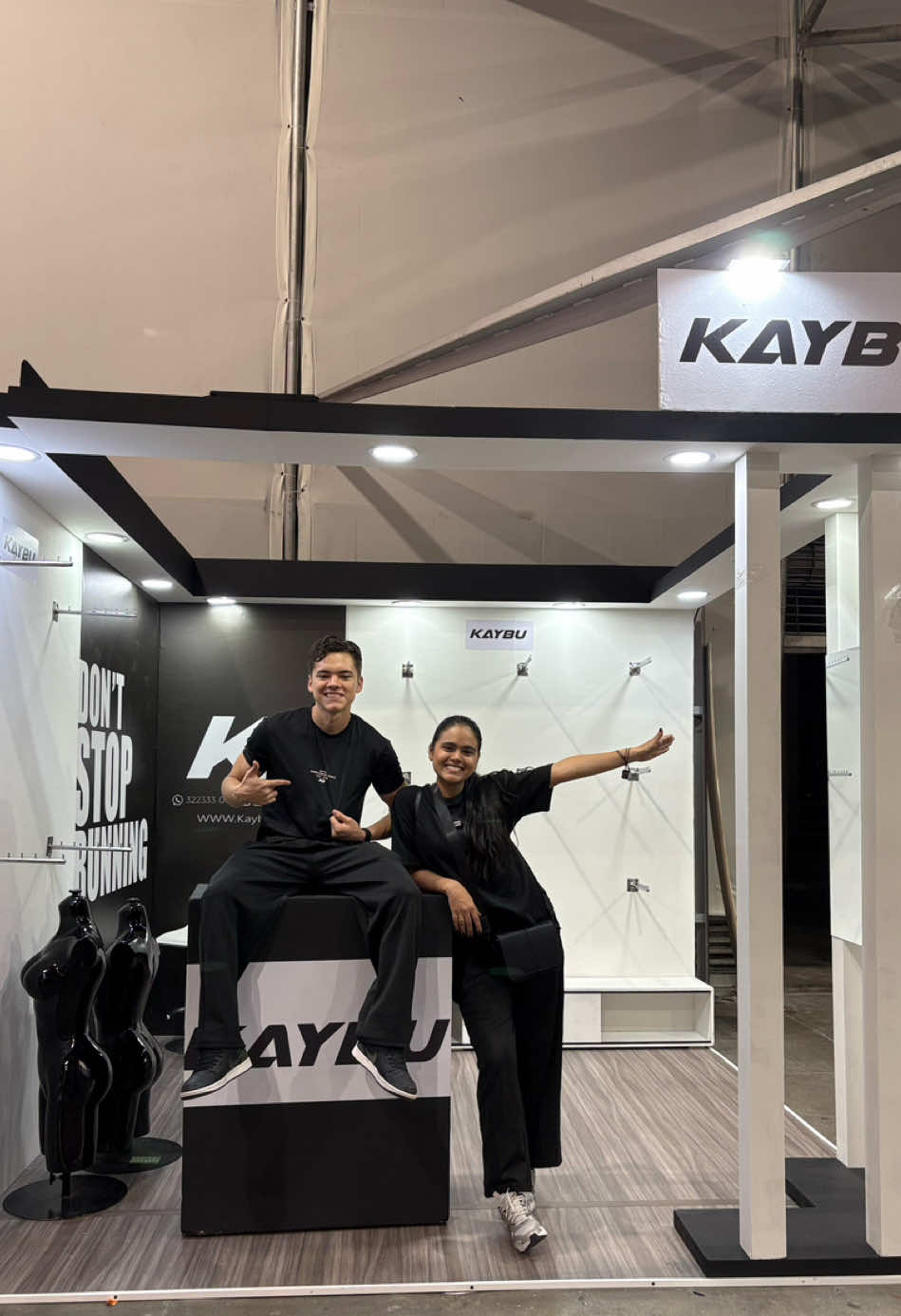 Así inicio nuestro viaje a #medellin🔥 Comenta “🖤” si quieres ver más de esta experiencia 💪🏼 #expofitness #ropadeportiva #kaybu #feria #Fitness 