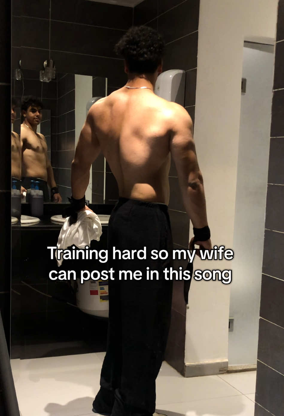 Lucky she  . #muscleback #back #lanadelrey #wife #training #gym #gymboy 