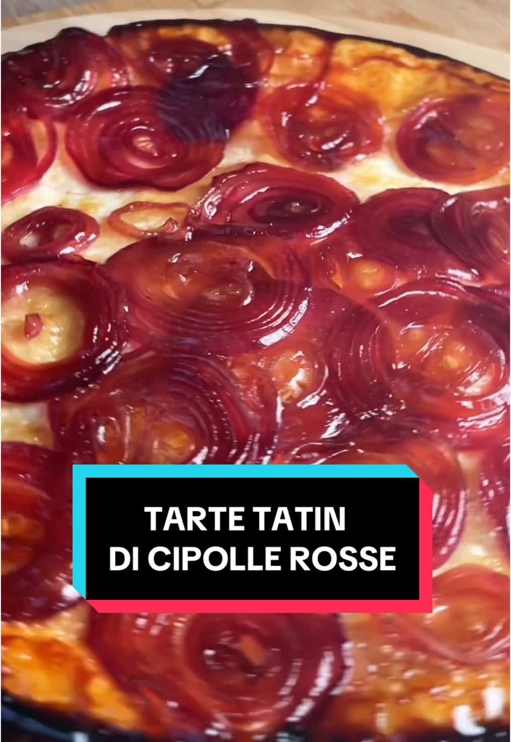 Tarte tatin di cipolle rosse 🧅 📝 Ingredienti ▫️Cipolla rossa, 1; ▫️Pasta sfoglia rotonda, 1; ▫️Olio extravergine di oliva, q.b.; ▫️Aceto balsamico, q.b.; ▫️Miele, due cucchiai; ▫️Sale fino, q.b.; 🧑🏻‍🍳 Procedimento ▫️Per prima cosa pulire la cipolla rossa rimuovendo la pelle. A questo punto, tagliarle a rondelle ne troppo spesse, ne troppo sottili. Su una teglia da forno adagiare della carta forno e aggiungere abbondante olio extravergine di oliva, aceto balsamico, miele e infine del sale. Ricoprire tutta la superficie del condimento quindi con della pasta sfoglia rotonda. Cuocere il tutto in forno ventilato a 200ºC per circa 30 minuti. #tartetatin #cipolla #pastasfoglia #antipasto #ricetteveloci #cucina #cucinare #videoricette #croccante 