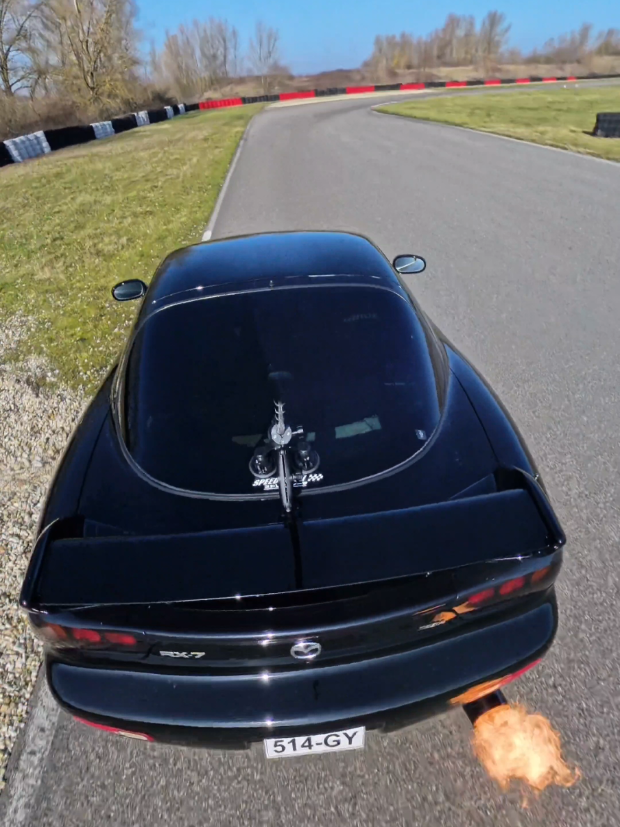 RX-7 On Fire  Flammes = Homme heureux #mazda#rx7#rotary #tiktokcars #track #flamme 