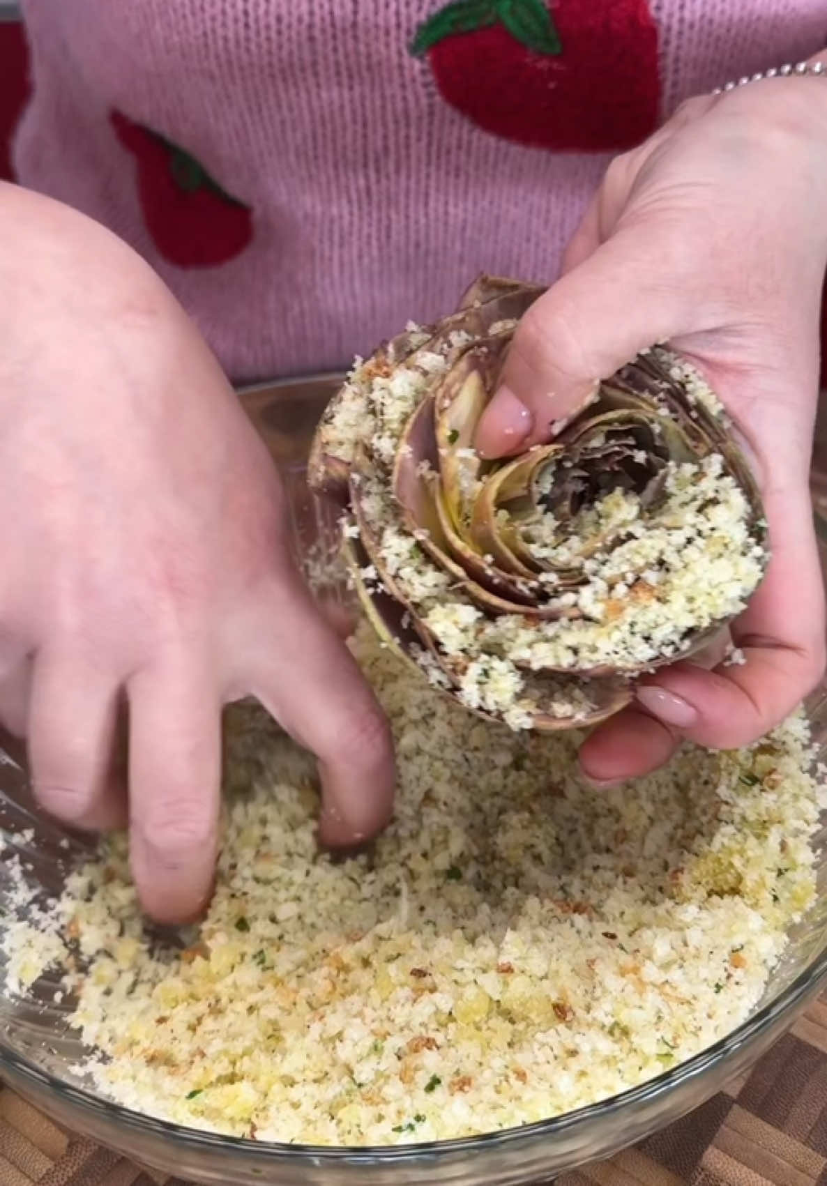 CARCIOFI RIPIENI ALLA SICILIANA ricetta della nonna! Questa è la versione in bianco 😋😋 6 Carciofi (grandi)  400 g Pangrattato (di pane raffermo di qualche gg, ma troppo secco)  50 g Grana o Pecorino, grattugiato 1 spicchio Aglio  1 mazzetto Prezzemolo (tritato)  q.b. Sale  1 pizzico Pepe  3 cucchiai Olio di oliva Circa 2 bicchieri acqua calda Pulite i carciofi, allargate le foglie e riempiteli con il pangrattato condito con: sale, pepe, formaggio, aglio schiacciato e prezzemolo tritato e olio fino ad inumidire il composto. Sistemali dentro una pentola, dovete farli stare all’inpiedi e tutti stretti stretti, aiutandovi con una patata se servisse. Aggiungete olio in superficie e l’acqua. Coprite la pentola con un foglio Di carta forno e il coperchio. Cuocete a fiamma bassa per circa 30m, fino a rendere tutto morbido. Controllare ogni tanto la cottura per vedere se il liquido si asciuga. Servite #lericettedigessica #foodbloggeritaliani  carciofi #sicilia #ricetta 