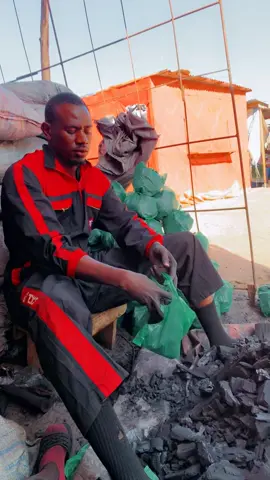 Gueye charbon après les études supérieures l’homme à décider d’entreprendre en vendant du charbon mon slogan je suis né au Sénégal je reste au Sénégal mon beau pays et je vais réussir au Sénégal inchala 