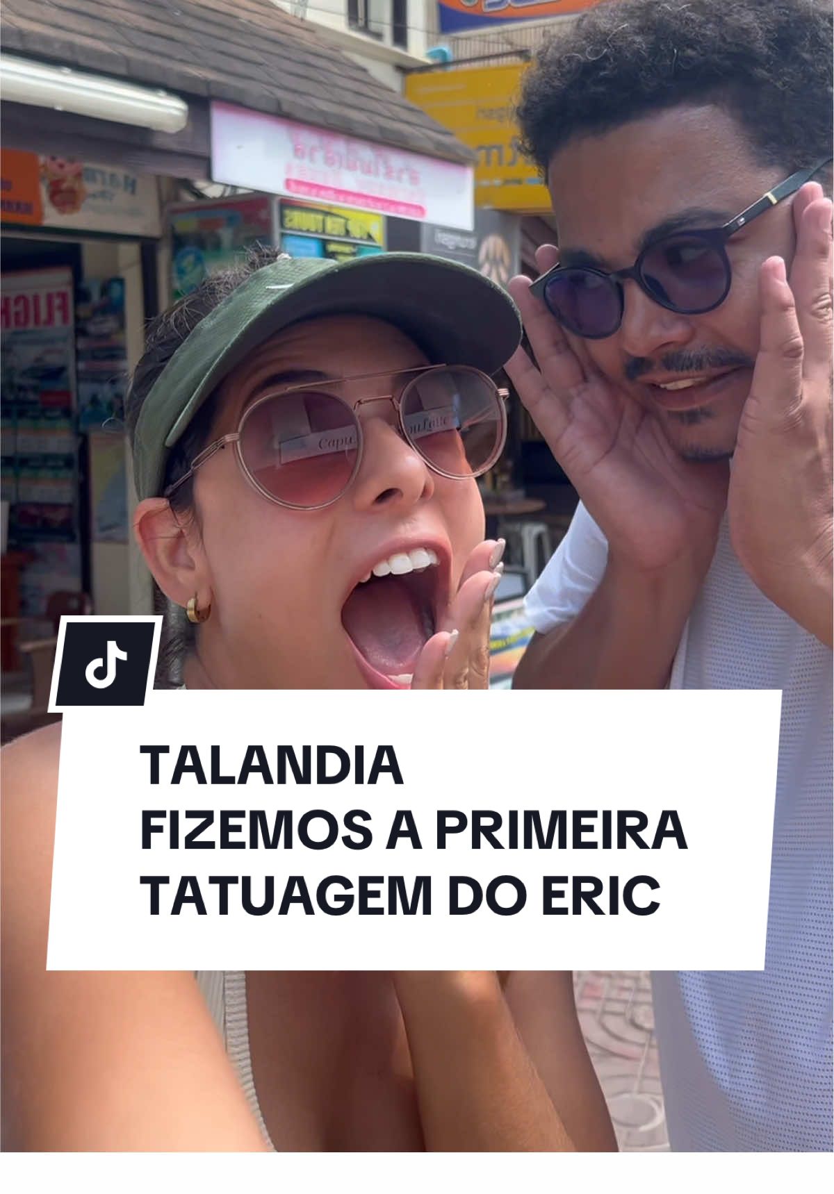 Durante nossa viagem incrível pela Tailândia, o Eric ficou fascinado pelas tatuagens budistas. No último dia, decidiu que faria a sua primeira tatuagem, e fez, com todo o meu apoio! 💛  Por lá, há várias lojas de tatuagem, e a técnica feita com Bamboo é super procurada pelos estrangeiros, principalmente pelos significados profundos… E aí, gostaram? Ou melhor... fariam? 😂🤔✨