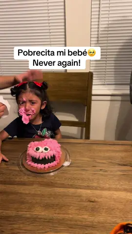 Por favor no le hagan esto a los niños! Dejen que ellos solos le muerdan😩 #pastel #cake #parati #viralvideo 