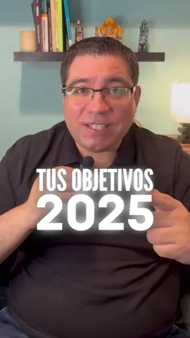 Si quieres cumplir tus objetivos este 2025, debes leer este libro. Este libro cuenta la increíble historia de una empresa que pasó de estar casi fundida a ser una de las mejores, ¡en solo 3 meses! Es el mismo libro que me ayudó a especializarme como ingeniero y cambiar mi forma de ver los problemas. La empresa estaba al borde de la quiebra. El gerente, frustrado y casi sentenciado, decide pedir ayuda a un profesor universitario. Este le enseña a identificar el “cuello de botella”, el punto clave que estaba frenando el crecimiento. Juntos aplican los 5 pasos de enfoque, ¡y en solo tres meses la empresa se transforma! Este libro te muestra cómo las empresas pueden alcanzar sus objetivos no con grandes inversiones, sino con la mejora continua y la optimización de los recursos que ya tienen. Es una guía práctica que te servirá no solo en negocios, sino también para alcanzar tus metas personales este 2025. El nombre del libro es La Meta, y te lo super recomiendo si realmente quieres lograr tus objetivos este 2025. Si te interesa aprender más sobre libros que pueden cambiar tu vida, ¡sígueme! 📚