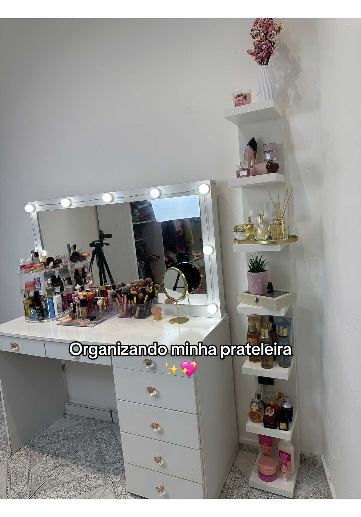 Organizando a minha prateleira ✨🌸💖  . . . #prateleira #prateleirashopee #organizando #penteadeira 