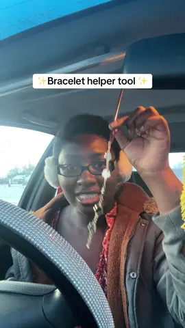 Where have you been all my life?! 😍 Bracelet helper tool to help you put your clasp bracelets on! ✨ #bracelet #bracelets #LifeHack 