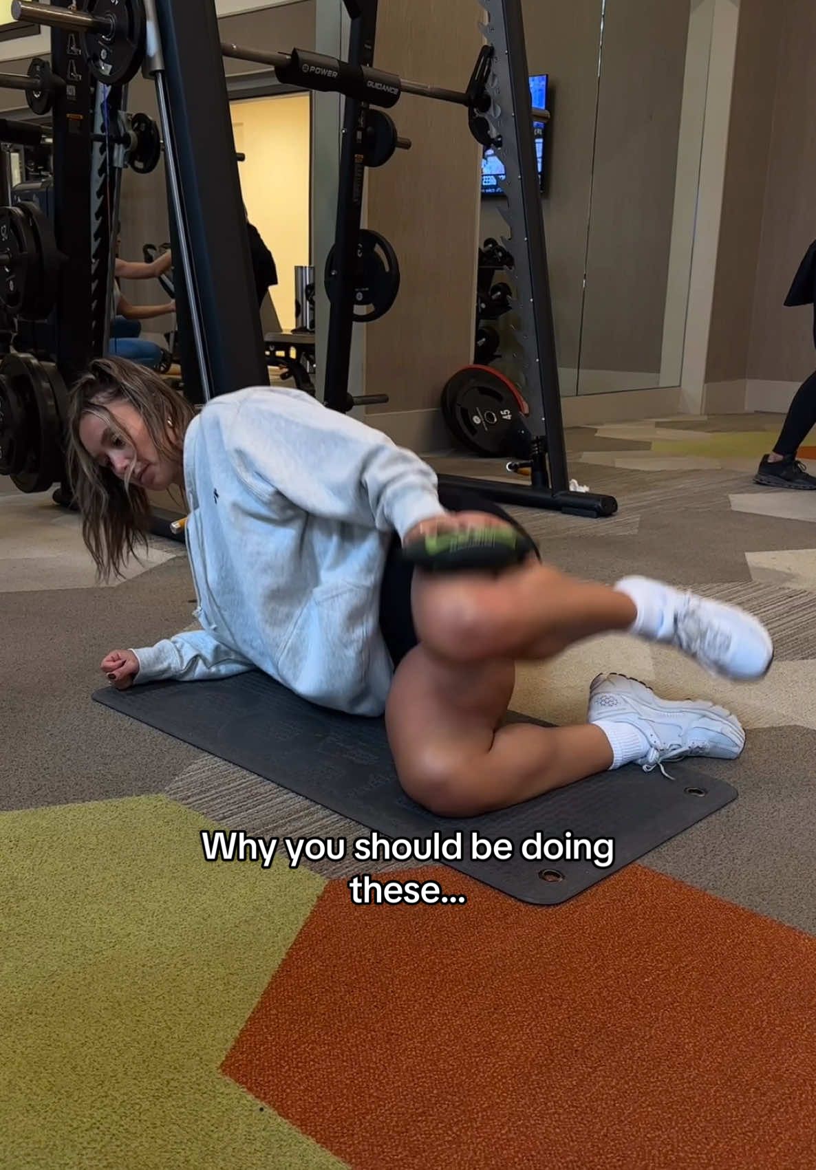 Weighted Side Plank Clamshells are definitely one of my favorite exercise to do to work the Glute Medius. Yes, there are other ways to work it out but I have my clients do the side plank clamshell because I have them hold. The point of this is to help you move and stabilize your hips which prevents you from things like knee caving in while squatting, etc… Just because someone has Strong and Big Glutes doesn’t mean they’re stability is good. Focus on Strengthening + Stabilizing for optimal results!  If you haven’t done these, give it a try! Either as a warm up or a finisher. How to: Drive the bottom knee towards the ground while you drive your hips up & repeat for desired reps. If done correctly, you will definitely feel your glutes working! 🔥🔥🔥 #fyp #legs #legday #foryou #glutes #glutesworkout #onlinetraining #girlsoftiktok #training #gymfashion #gymfit 