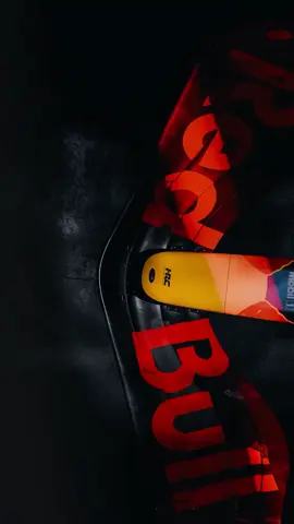A Red Bull Racing apresentou o novo carro pra Temporada 2025 da F1! 💙❤ É o RB21 🏎