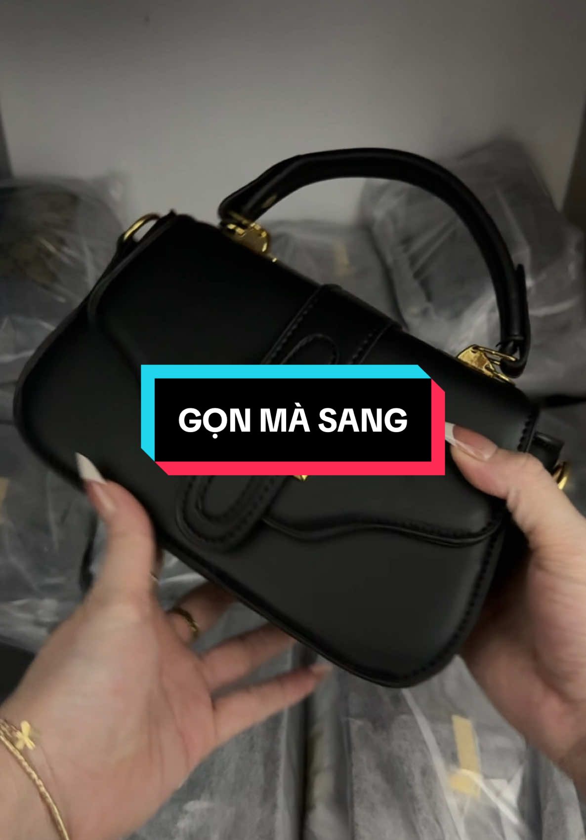 Đơn giản mà sang luôn các chị ơi, thiết kế 4 ngăn kèm 2 dây đeo để các chị mix đi chơi đi làm, mua ngay để nhận kèm ưu đãi thôi nào #tuideocheo #tuixachnu #tuideovai #tuixachquangchau 