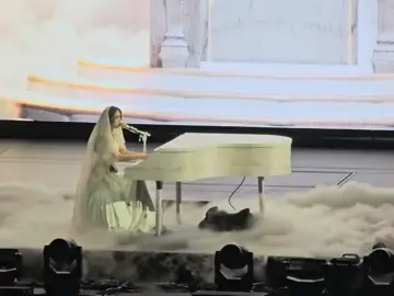 有些人爱你 一个城市都嫌远 有些人爱你 天南地北都顺路.#邓紫棋 #唯一