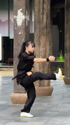 女孩身姿如松，拳脚生风#古拳法 #TikTok #武术 #fypシ #功夫 #fyp 