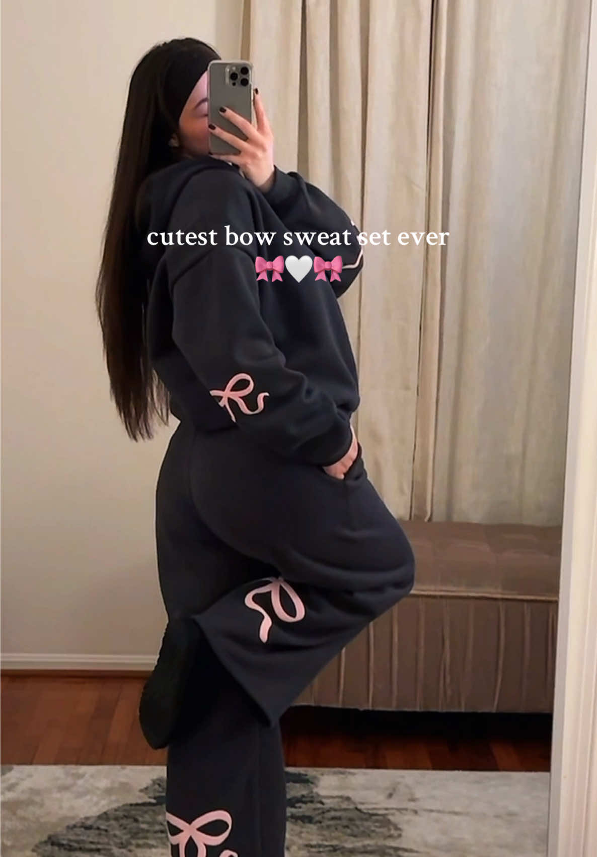 cutest and comfiest bow sweats 🎀 i sized up and got a size L in both the hoodie and sweatpants im so obsessed 🤍 @Edikted #edikted #fashion #TikTokShop #fyp 