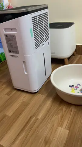 Máy hút ẩm đúng là chân ái khi nhà có con nhỏ. Hút ẩm ,hút mùi, sấy khô đồ luôn. #mebimsuachamcon #mebimhiendai #mayhutam 