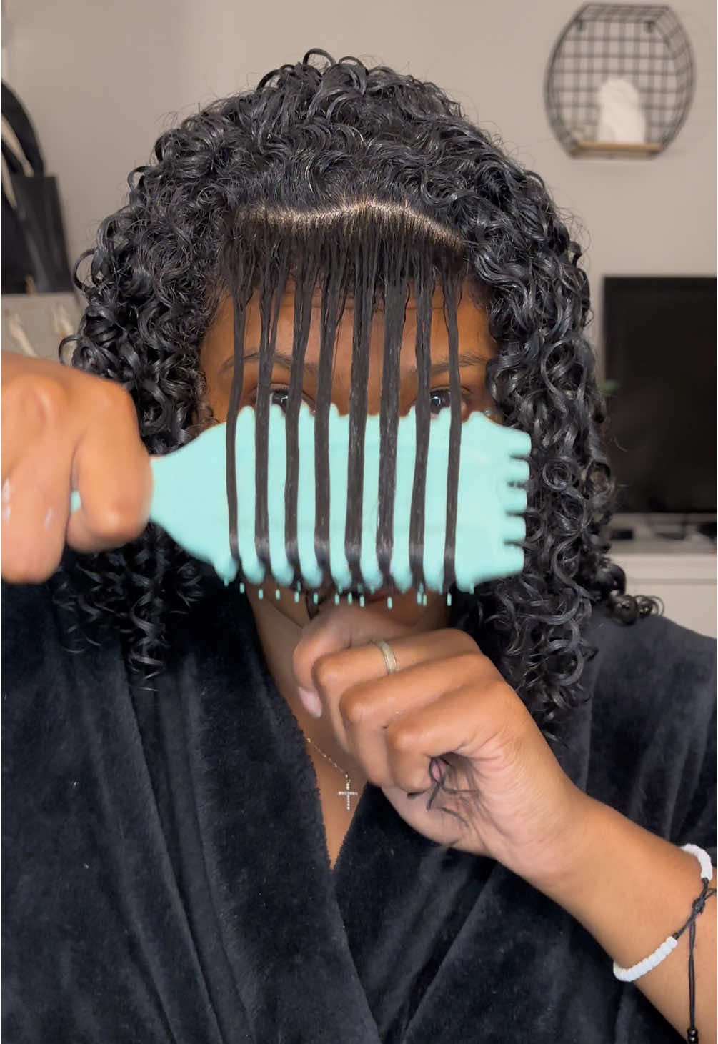 How I define my curls using the @BounceCurl 😍😍➰ • • Verse of the day : If you declare with your mouth, “Jesus is Lord,” and believe in your heart that God raised him from the dead, you will be saved.  Romans 10:9✝️ #Godfirst #bibleverse #naturalhair #foryoupage #bouncecurlsbrush #definedcurls #curlyhairtutorial #fyp 