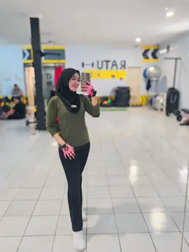 semangat rabu💪🏻 masi semangat di ratu fitnes #olahragasehat #hidupsehat #Fitness #workout #hidupsehat #mamahmuda #happy #capcut_edit #💪🏻🔥 @teh ratu 