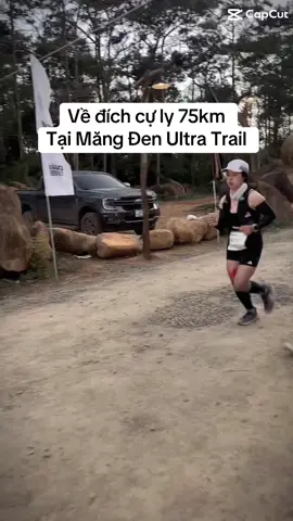 Finish sau hơn 14 tiếng lang thang trong rừng. Khoảnh khắc được những người yêu thương chờ ở vạch đích và đặc biết được bạn đồng hành @Tuan Kiet 🏃🏻‍➡️ đi đón ở CP cuối cùng. Hoàn thành cự ly 75km với top 2 nữ #mangden #mangdenultratrail2025 #trail #Running #runner #uphill #downhill #bmt #daklak 