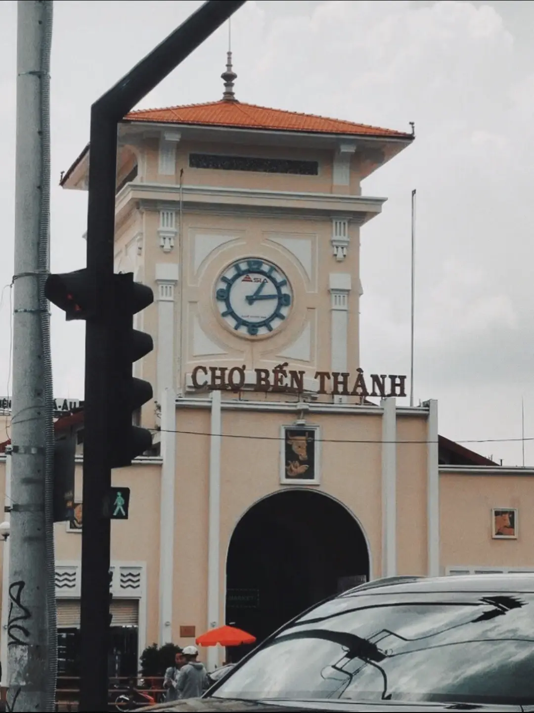 Là một trong những ngôi chợ lâu đời và mang tính biểu tượng nhất của thành phố, Chợ Bến Thành không chỉ đơn thuần là nơi mua sắm mà còn là điểm giao thoa văn hóa, nơi mỗi góc chợ đều kể những câu chuyện riêng. Từ những gian hàng rực rỡ sắc màu đến hương vị đậm đà của các món ăn truyền thống, tất cả tạo nên một bức tranh sống động về nhịp sống của Sài Gòn. 🌿🍜 Dù bạn là du khách hay người con Sài Gòn, mỗi lần ghé qua đây đều mang đến những trải nghiệm khó quên. Hãy cùng CityLens khám phá thành phố qua lăng kính mới, để hiểu hơn về những giá trị xưa cũ hòa quyện với hơi thở hiện đại của Sài Gòn nhé! 📸✨ #CityLens 📸 #ChợBếnThành 🏙️ #SaigonVibes ✨ #ExploreSaigon 🌆 #SàiGònHoaLệ 💛 #VietnamTravel 🌍 #KhámPháThànhPhốQuaLăngKính 🔍 #fyp 💗 #travel 🌥