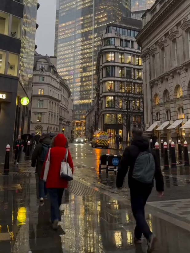 London🇬🇧 Experience the charm of #London in 2025! 🏙️ A serene walk through iconic attractions, showcasing the beauty of this vibrant city. Perfect for travel enthusiasts and those exploring must-see spots in London! 🌍✨ #LondonWalk #LondonTravel #LondonLife#London2025 #LondonTour #TravelLondon #LondonAttractions #LondonDestination #TouristDestination #LondonWalk #ExploreLondon #MustSeeLondon #LondonVibes#londonrain #londonview  #TouristAttractions #LondonCity #UKTravel #London2025Travel#500kview##100k#fyp#foryou#foryoupage#creatorsearchinsights#travel_beautiful4 
