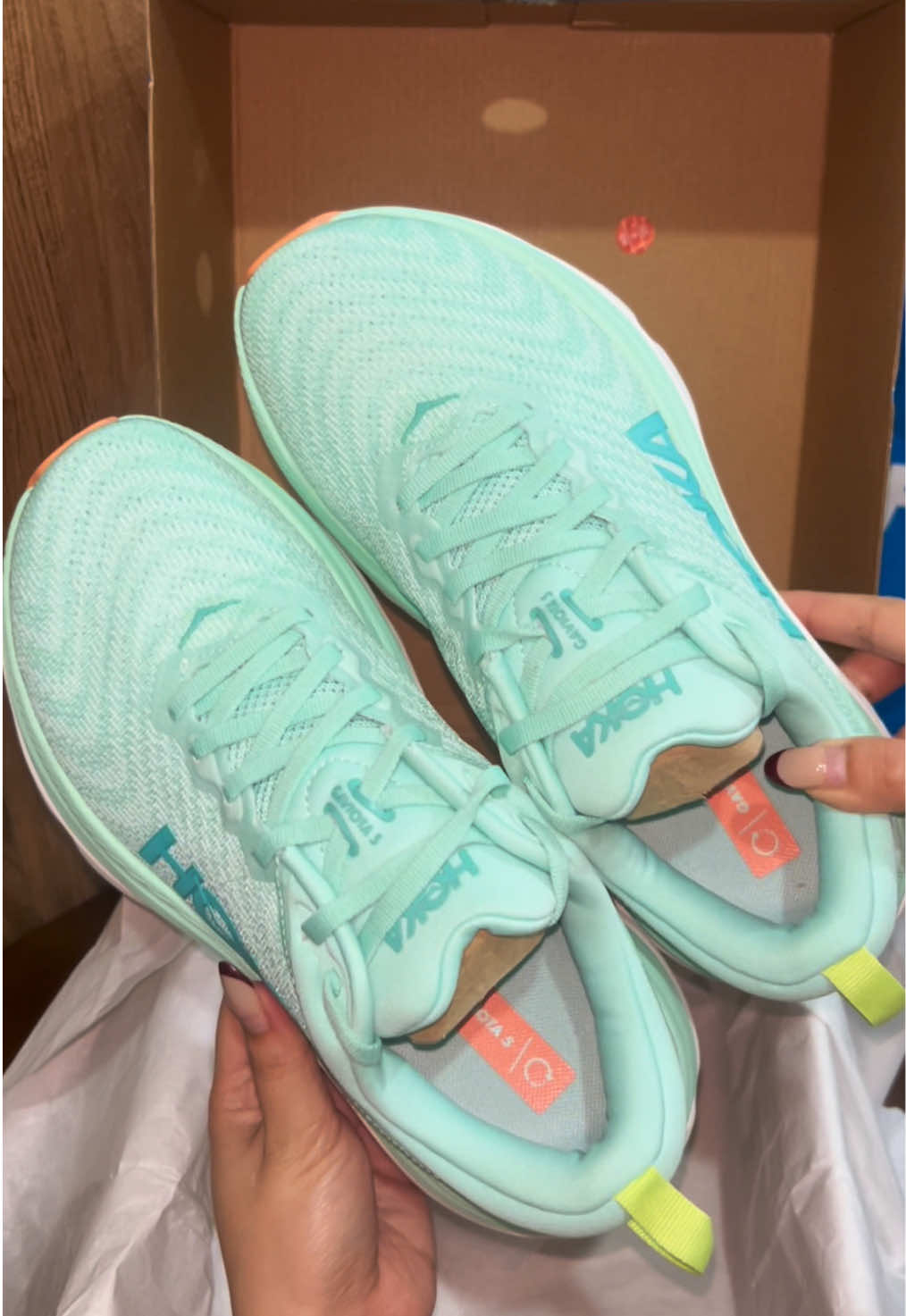 unboxing my first HOKA shoes: Gaviota 5 Wide 🩵🧡💚🤍 kilig overload!!!!! 🥰 #hoka #hokagaviota5 #flatfootedrunner #runningera #runnergirl #hokarunningshoes 