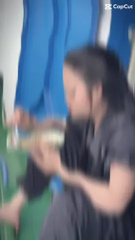 Ăn cơm không kịp thở.