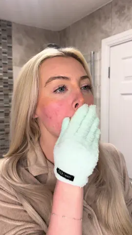 Get to know 🧤😍 • • • #osxbeauty #hansies #makeupremoval #beautyhack #skincare #justaddwater #gurwm #makeup 