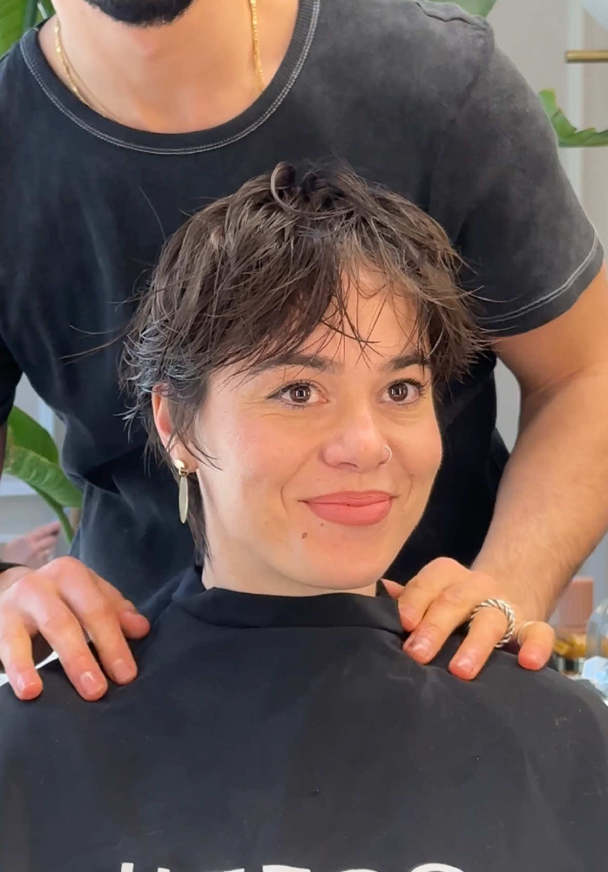 Motivazione Profonda ♥️  Il desiderio di Ilenia è quello di un cambiamento radicale come simbolo di rinascita e libertà, spinto da una motivazione profonda legata alla salute del marito. Il taglio di capelli rappresenta non solo un passo coraggioso verso una nuova fase della sua vita, ma anche un atto di generosità, con l’intenzione di donare i capelli e trasformare il proprio cambiamento in un gesto altruistico. #transformation #haircut #longhair #emotion #Love #life #donation 