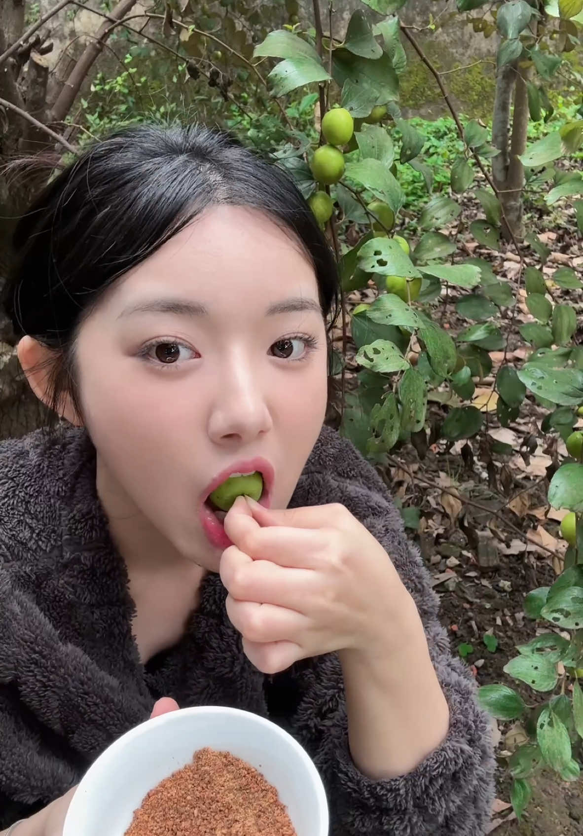 ra vườn ăn trái câyyyy 🍏 về quê mùa này mỗi 3 loại này có trái🥹