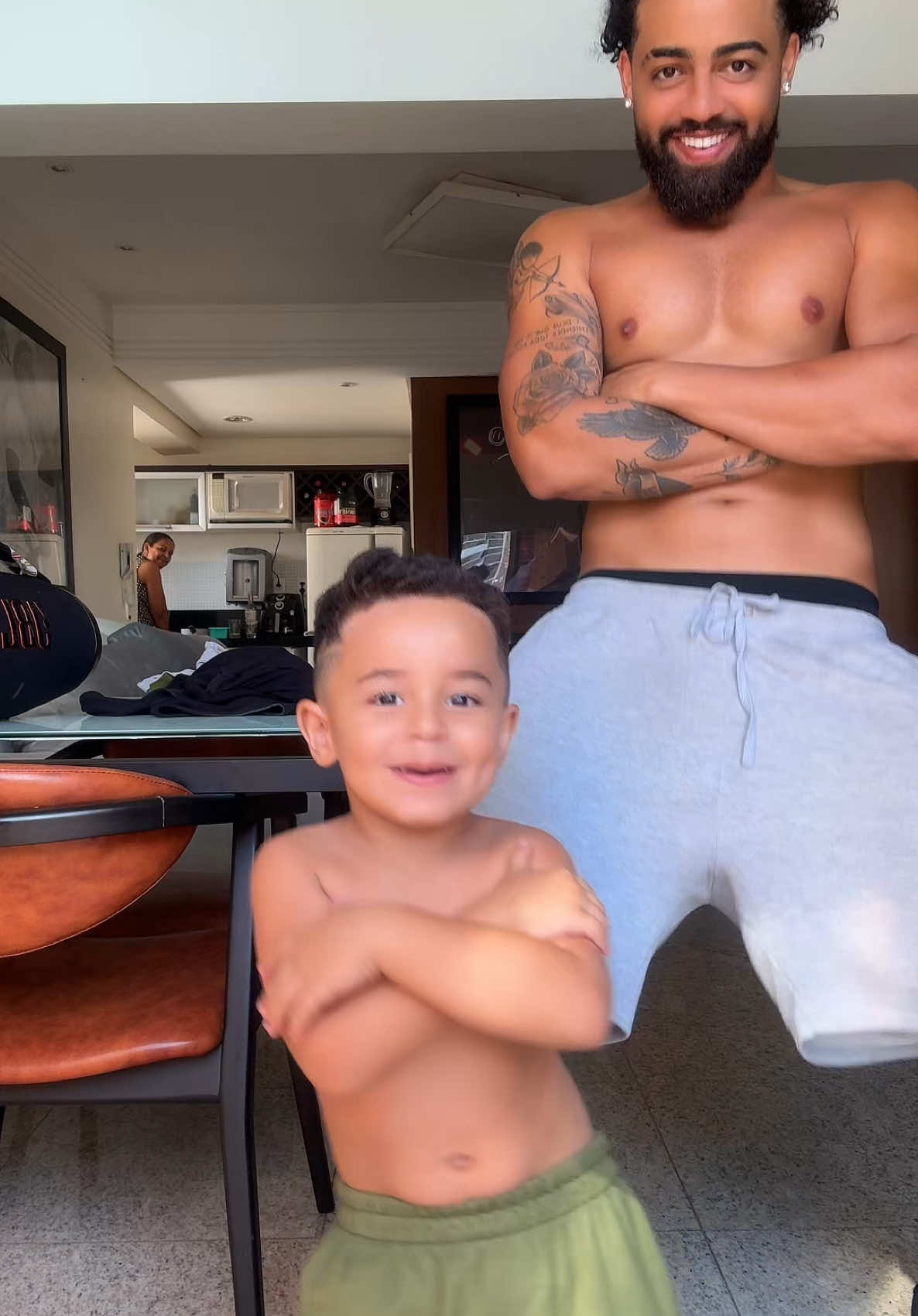 O homi disse que só dançava sem camisa véi 😂😂😂😂😂 Pitoca 