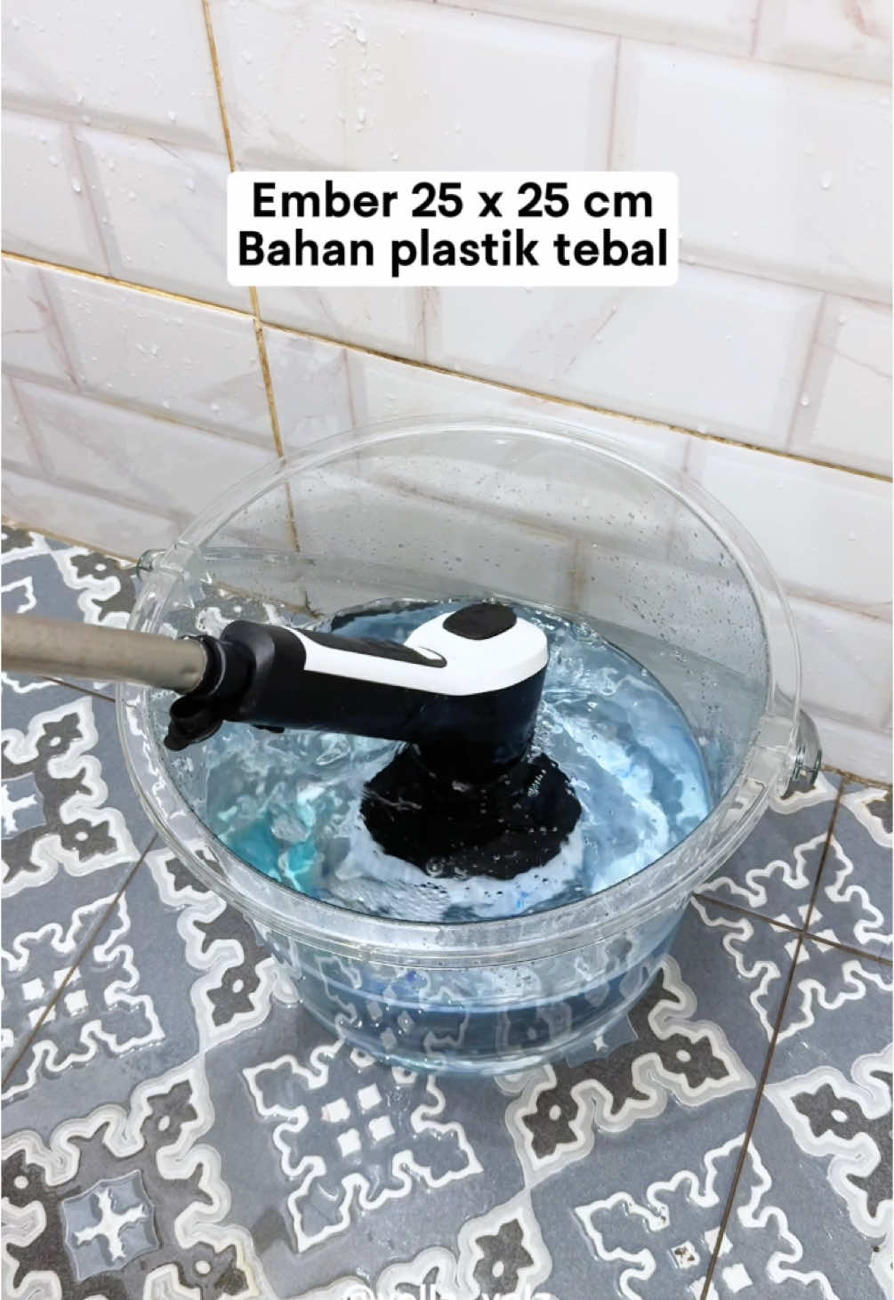 Semangat nyikat lantai pake ember gemas & sikat elektrik ♥️ #kamarmandi 