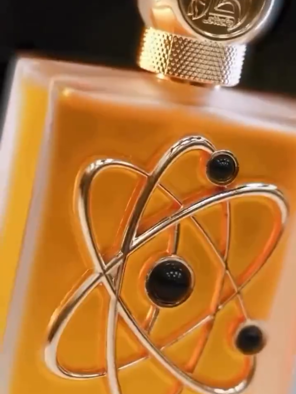 Avassalador... Um dos perfumes com a fixação mais incrível que já experimentei. Imponente, marcante, um perfume para mulheres de personalidade. Tharwah Gold é sem dúvidas um dos meus perfumes árabes preferidos. Quem me acompanha nas lives sabe o quanto eu amo esse perfume.  Disponível em nossa loja. Link na bio. #2025 #parfum #perfumesarabes #perfumes #lattafa #tharwahgold 