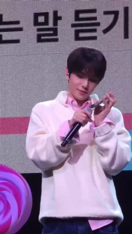 Sayang nya Doyoung ke Jungwoo gak perlu diragukan lagi yaa, tahun kemarin dapat lasik, tahun ini dpt in ear 🥹🥹 #정우의_스물일곱도_같이걸을래 #Jungwoo27thCandyParty #jungwoo #nctdojaejung #nct127 #nct 